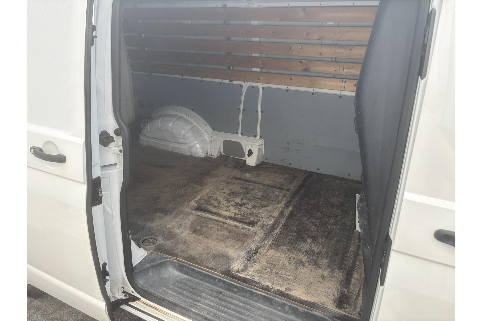 Volkswagen Transporter 2.0 TDI L2H1*AIRCO*NAVI*BLUETOOTH*HAAK*BETIMMERING